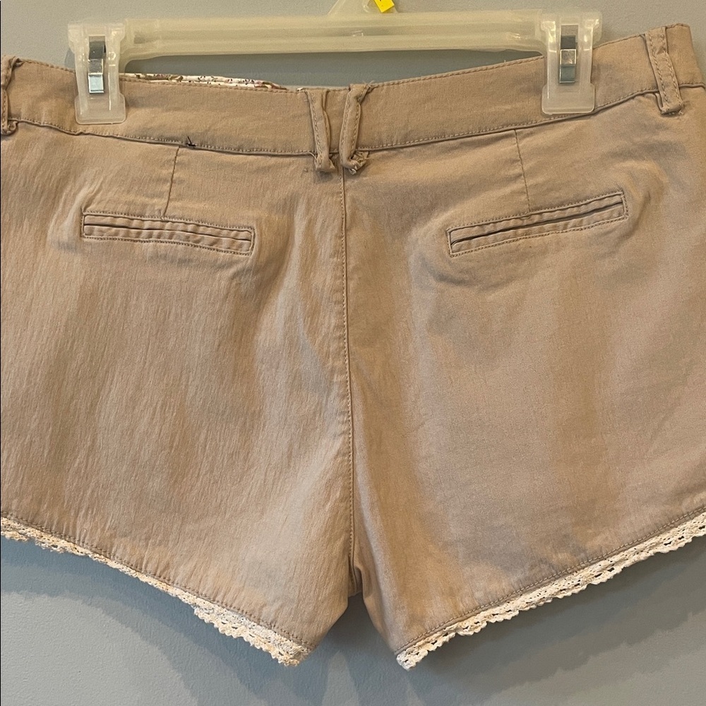 Women’s Lace-Trim Casual Shorts in Light Taupe dollhouse brand size 9 - Picture 2 of 2